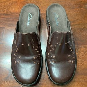 CLARKS Women's Leather Embroidered Clogs Size 7M